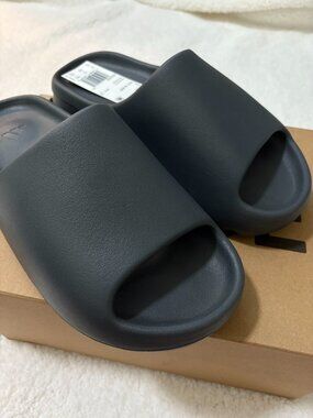 Yeezy Slides YZY size 8 NWT black